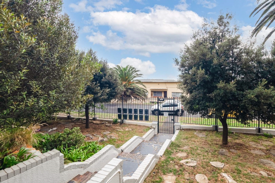 2 Bedroom Property for Sale in Vredehoek Western Cape